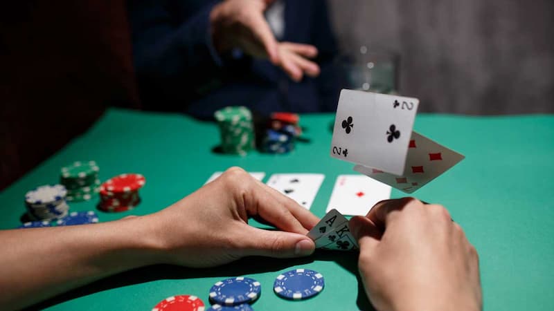 Fold trong poker là gì? Mẹo fold poker chuẩn xác nhất 4 Fold đúng cách sẽ giúp bạn có được chiến lược chơi poker hiệu quả lâu dài