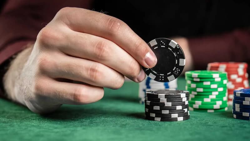 Khi có bài chờ, bạn cần chủ động tố để có được thùng phá sảnh poker